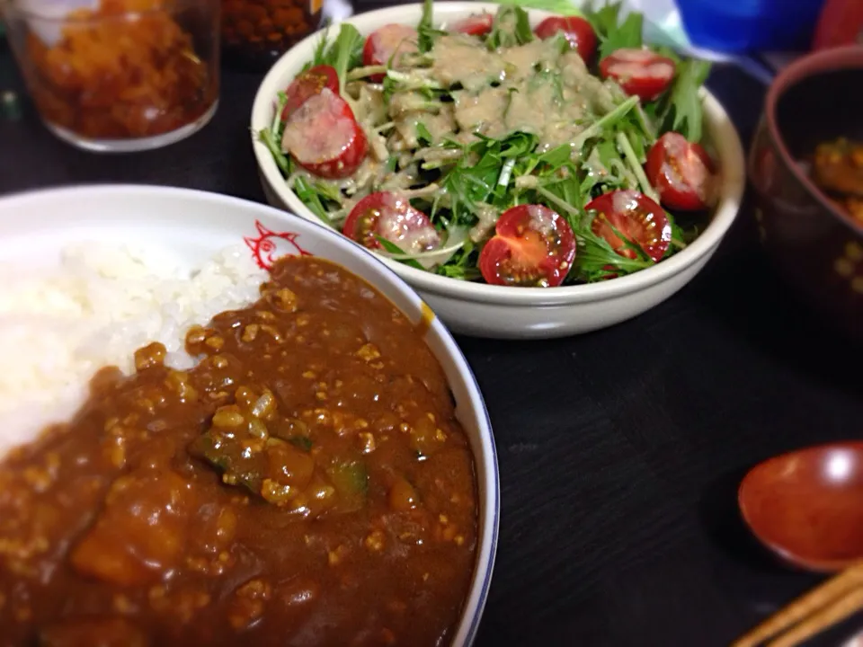 今日の晩ご飯は、かぼちゃのキーマカレー、水菜とプチトマトのサラダ(塩麹ドレッシング)。|ゆえさん