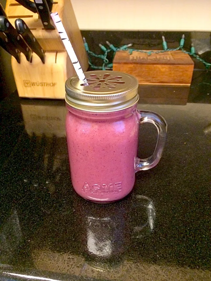 Blackberry-blueberry-strawberry smoothie|Stephanie Ballietさん