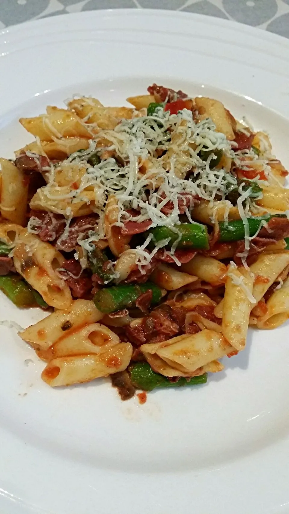 olive and garlic tomato pasta with some mushrooms, serrano and asparagus. Blue cheese on top|Rebecaさん