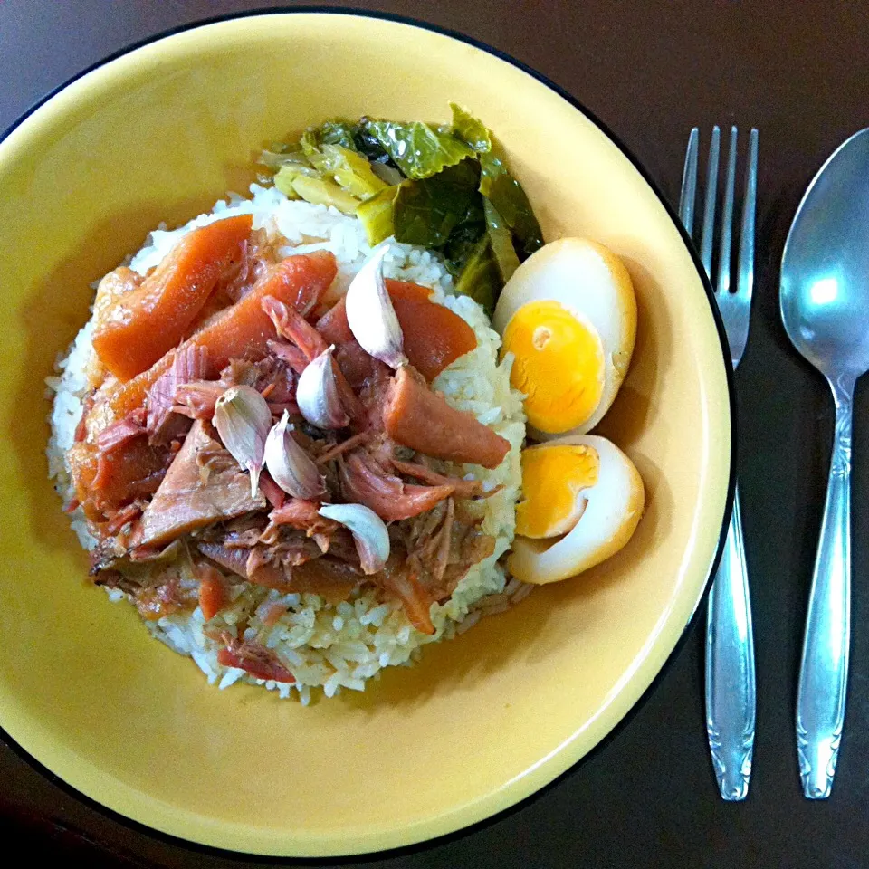 Stewed pork leg on jasmine rice and fresh garlic #thaifood|Eat in Thaiさん