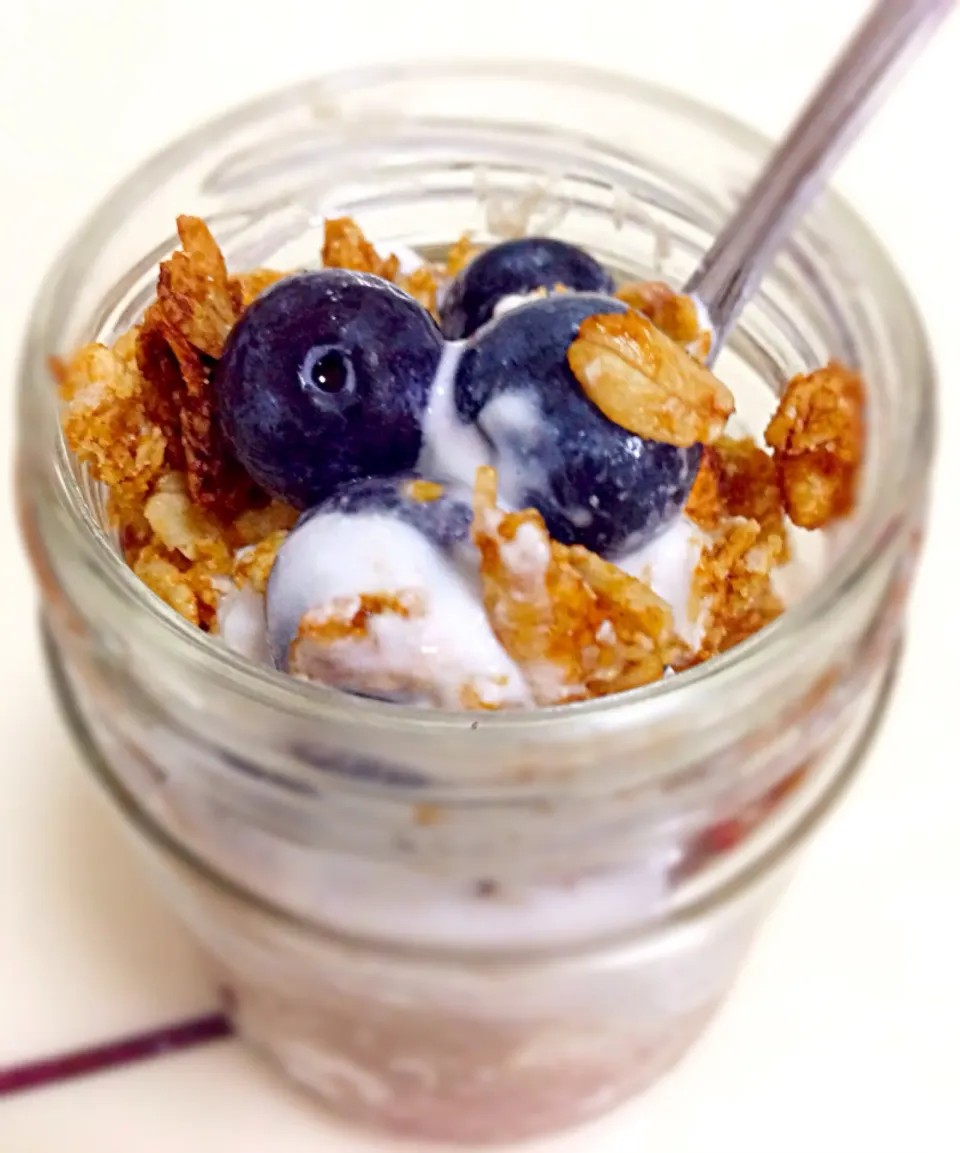 Oat yogurt parfait with blueberry and granola|coxiella24さん