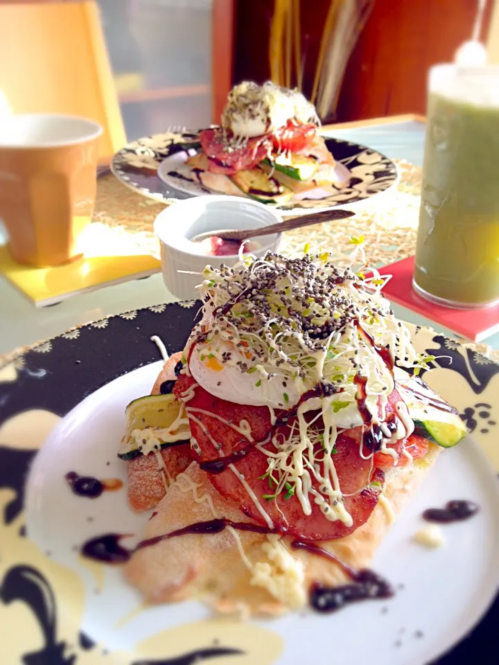 Snapdishの料理写真:Pouched egg, bacon, tomato,zucchini, alfalfa and chia seed with mayo n balsamic vinegar, Acai yogurt, Kale smoothie|noriko takiyama のりねぇですさん