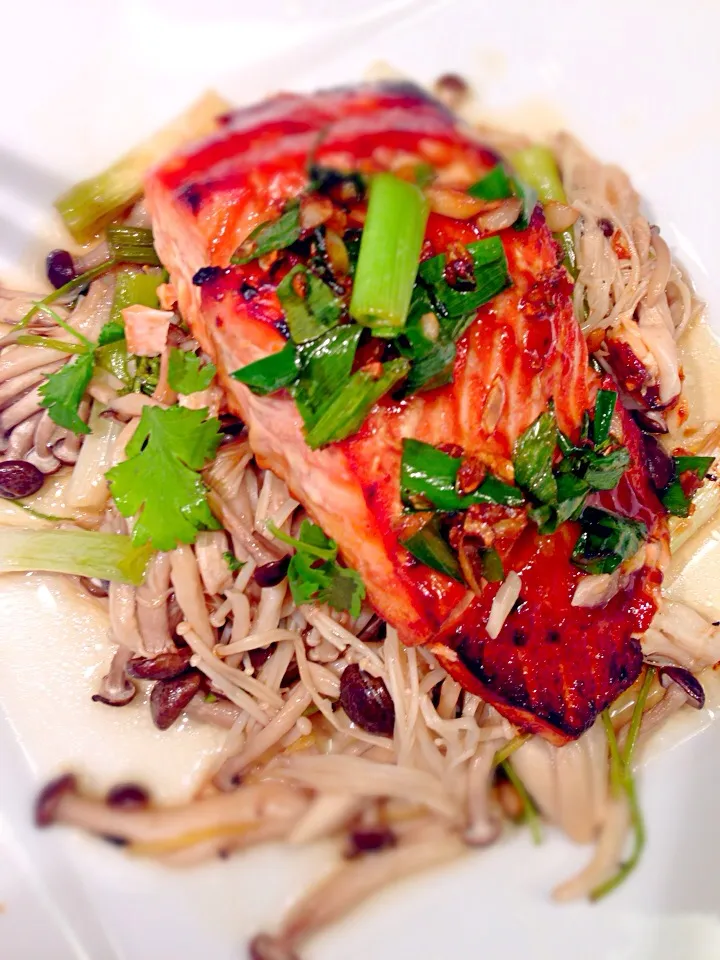 Baked Enoki and Shimeji Mushroom top with baked salmon|Allissa Zhaoさん