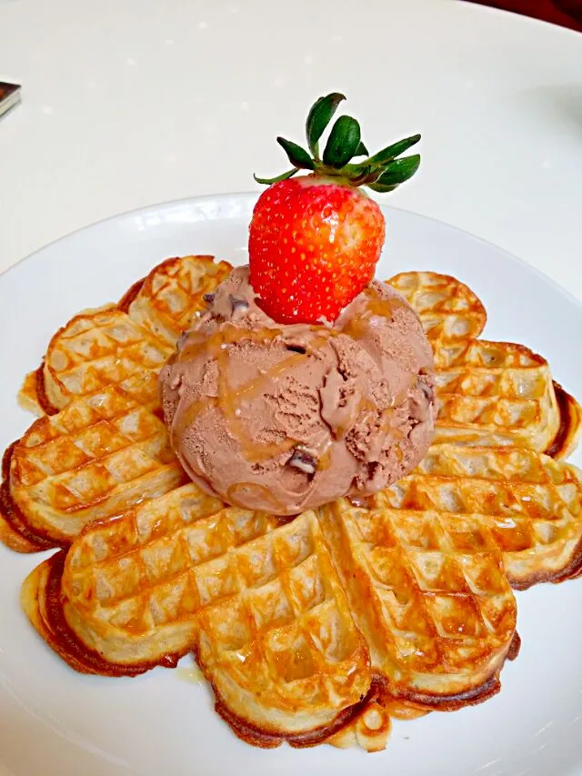 Lovely Saturday 😙 Belgium choc chip ice cream waffles|🌷lynnlicious🌷さん