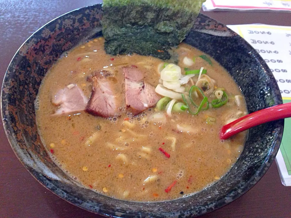 Snapdishの料理写真:お笑い系ラーメン屋、大岩亭 辛いラーメン コッテリ豚骨|あつしさん