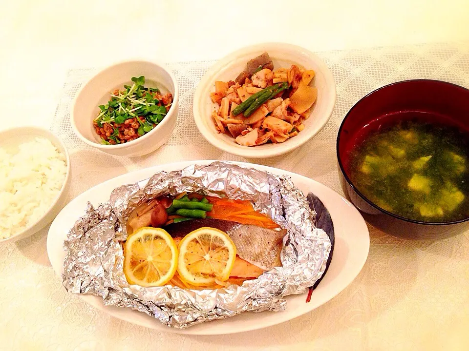 夕ご飯。 鮭のホイル焼き、筍と鶏の土佐煮、青のりのお味噌汁、納豆。|めぇさん