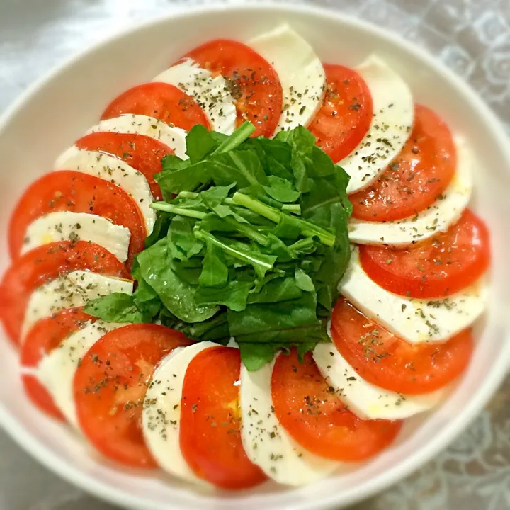 Salada de rúcula, tomate italiano e mozarela|Hérica Yamasumiさん