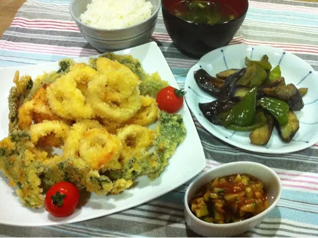 イカリングとたらの芽フライ〜キュウリのサルサソース・茄子ピーマン油炒め煮浸し・炒め小松菜エリンギ中華スープ|まーままさん