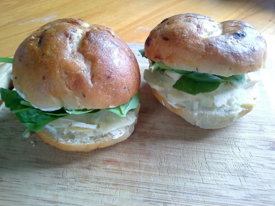 Aged cheddar and spinach in a onion roll|Fe's kitchenさん