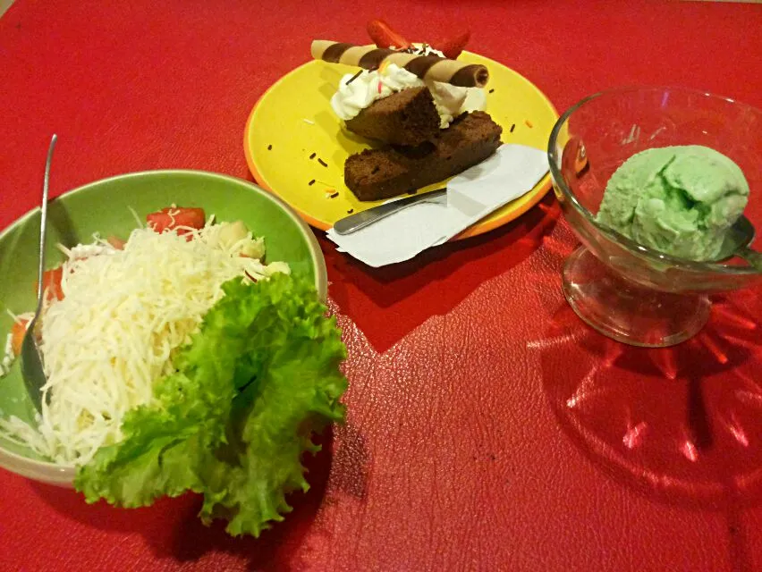 Fruit salad, ice cream kiwi, brownis ice cream|Kjohärtantå McMaéさん