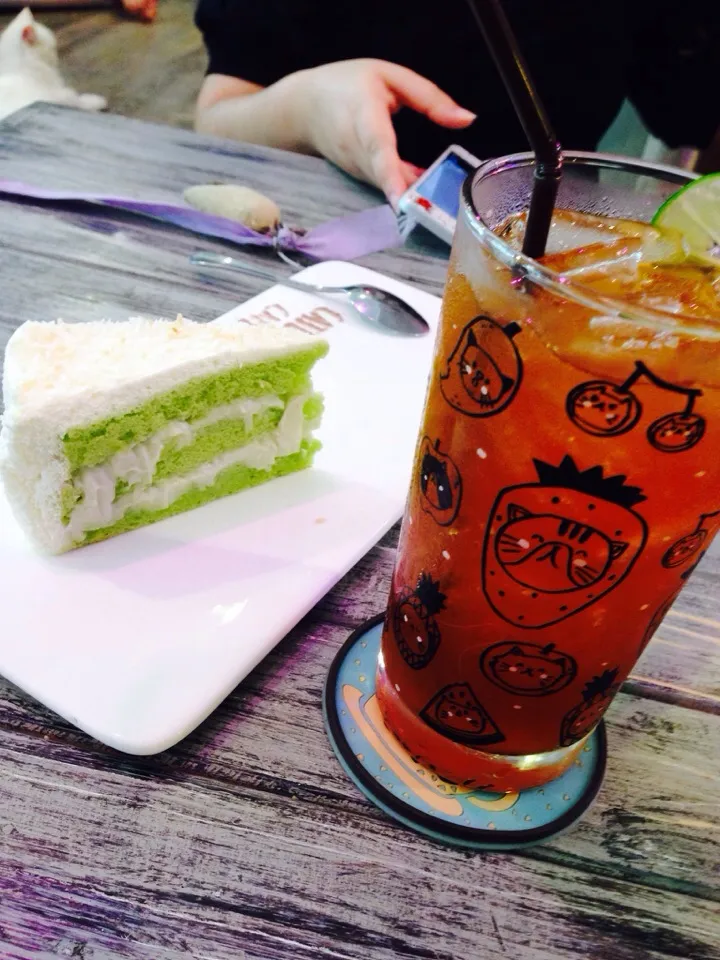 Chill day with Lemon ice tea and coconut cake at Cat cafe|Asma Pさん