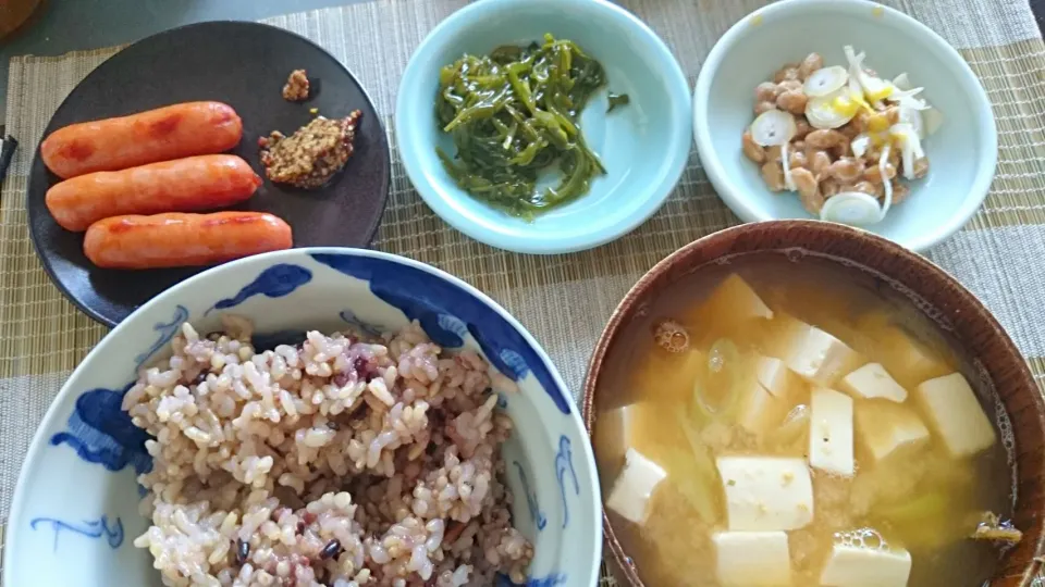 ウィンナソーセージ炒め＆めかぶ＆納豆＆豆腐と葱の味噌汁|まぐろさん