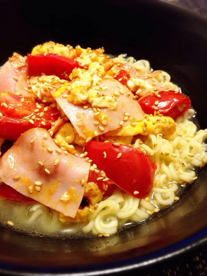 Snapdishの料理写真:サッポロ1番 塩ラーメン タマゴとハムとトマトの炒め物|Takaki Sasakiさん