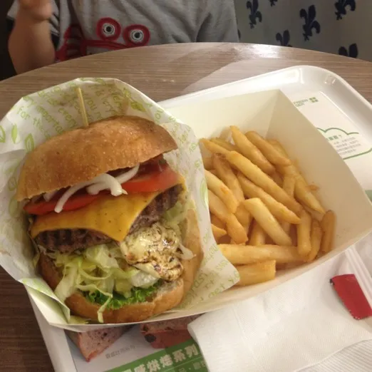 Country burger with crispy fries|Elaineさん