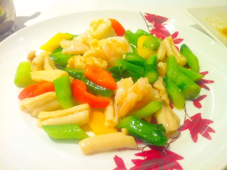 Sautéed coral clams, prawns, vegetables with crispy dried fish|skyblueさん