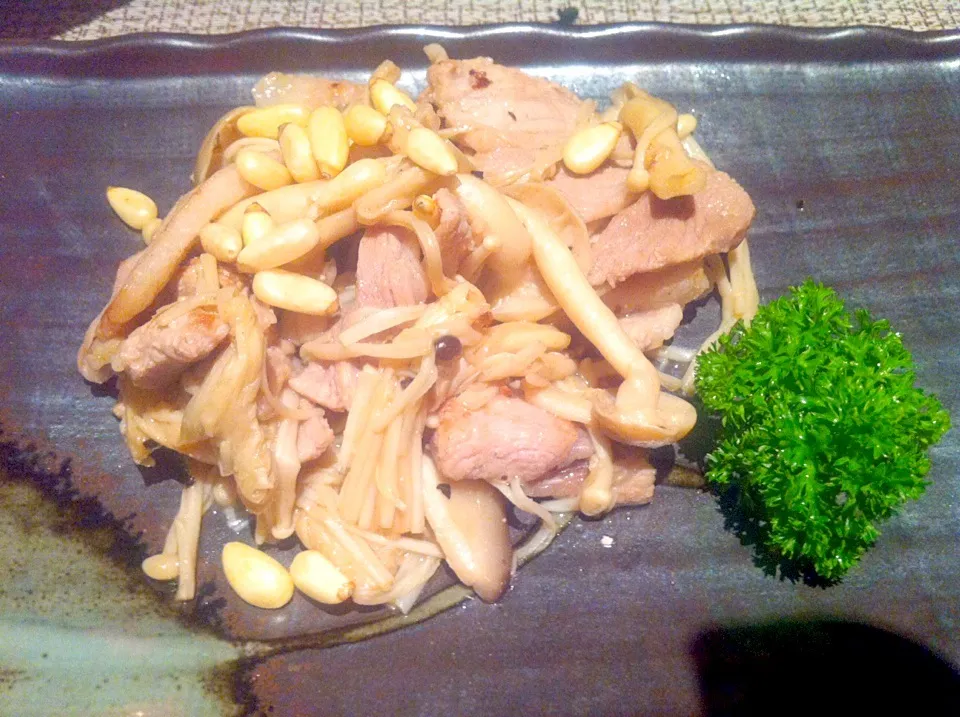 Roasted pork with pine nuts & mushroom|skyblueさん