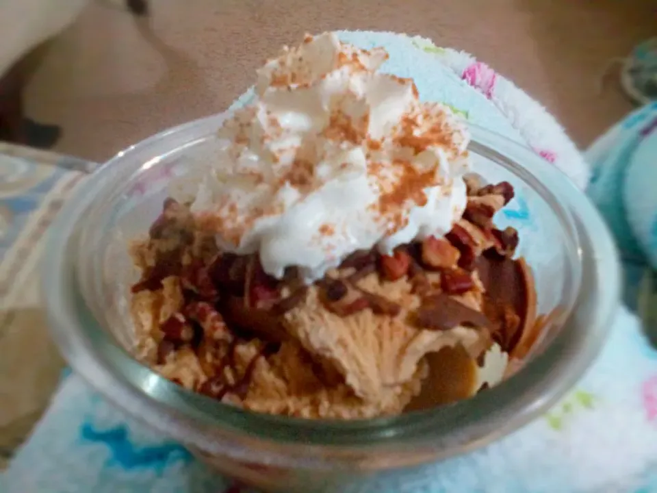 Coffe Ice Cream, Whipped Cream & Pecans|Yari Gonzálezさん