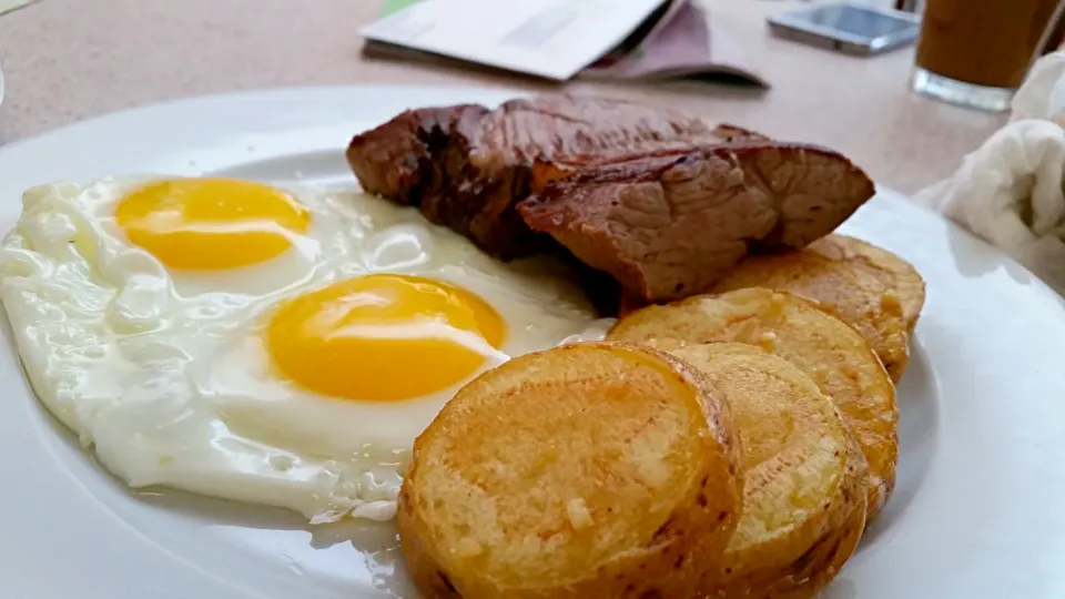 Steak and eggs with garlic fried potatoes|Michael M Schleyerさん