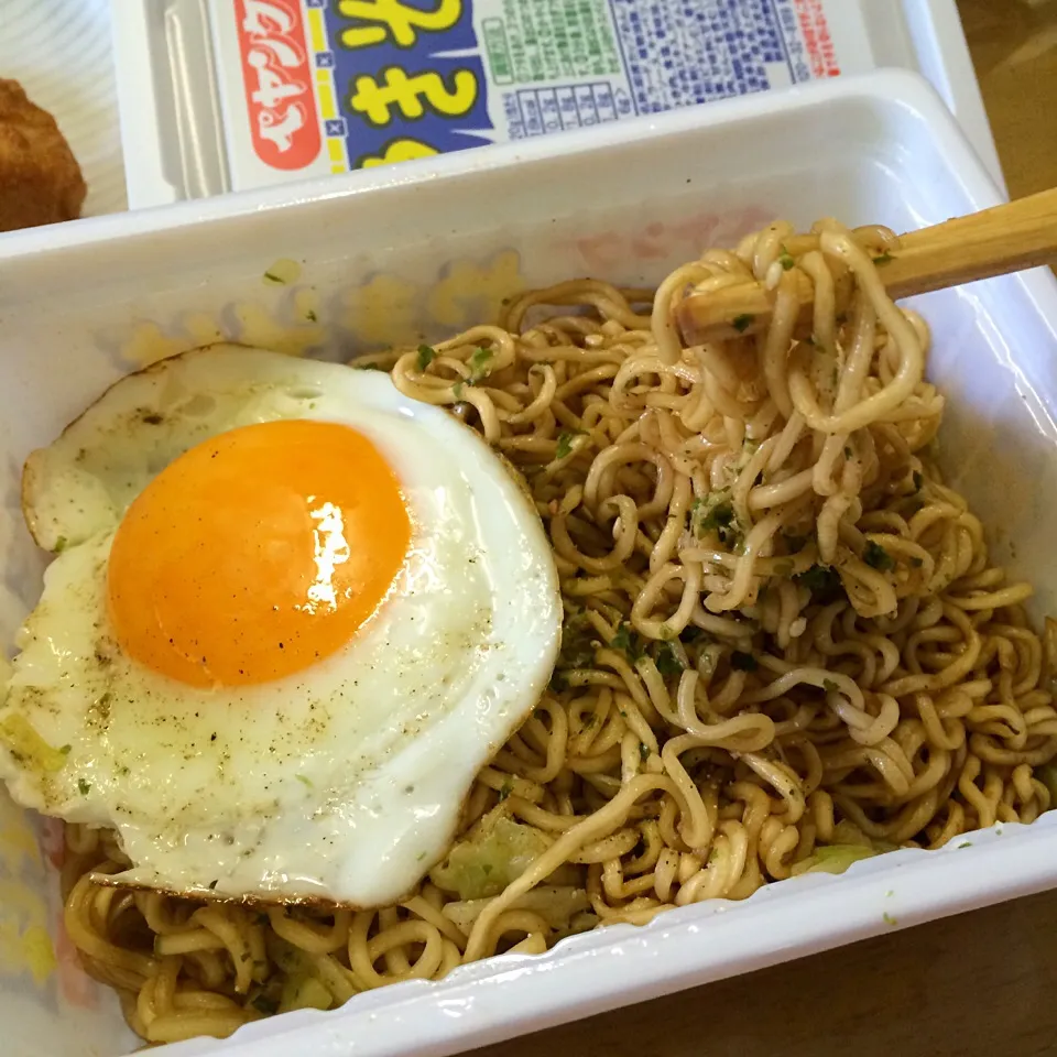 ペヤング ソースやきそば 目玉焼きのせ|maixx ใหม่さん