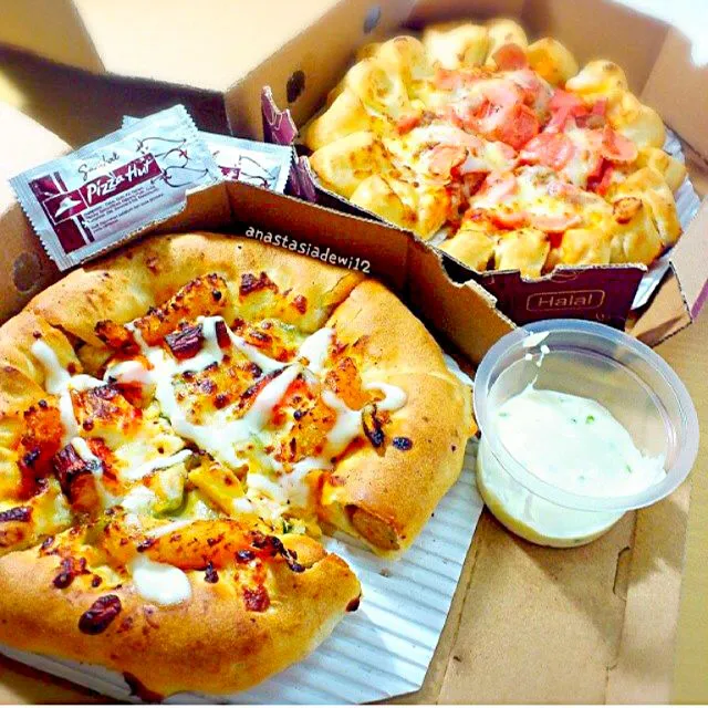 Stuffed Crust Sausage Shrimp Kress & Cheezy Bites Meat Lovers.|Anastasia Dewiさん