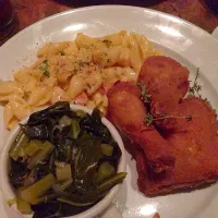 Snapdishの料理写真:Fried chicken, collard greens, mac n' shells|Benさん