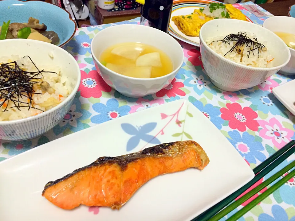 筑前煮、焼き鮭、アサリの炊き込みご飯、大根のお味噌汁|kimokawayuaさん