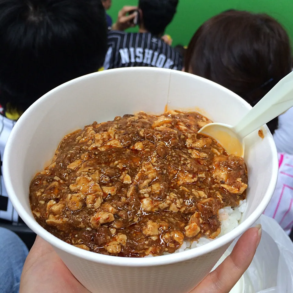 青山椒入り激辛マーボーに別売りご飯が200円。
丼にしていただいた（＾∇＾）

うーん、激辛じゃないよね〜|しーさん