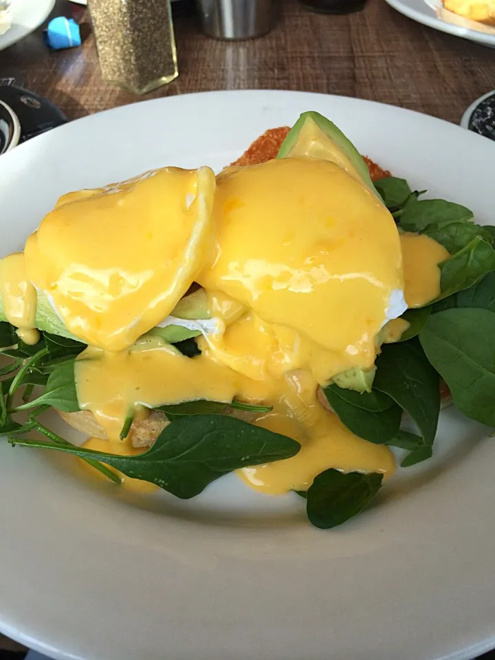 Eggs Benedict with avocado|rebekah thompsonさん