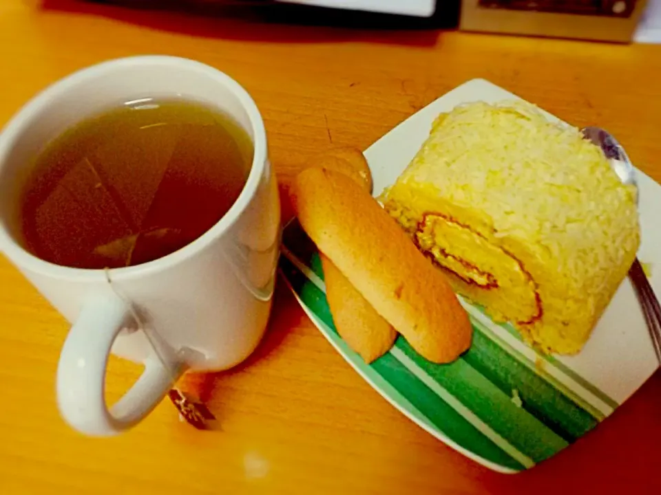 cheese roll with hot green tea|Maria Anne Carolinaさん