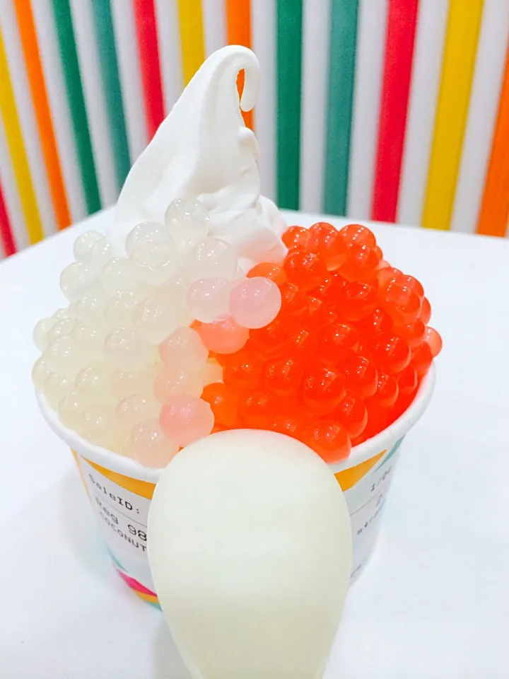 Coconut FroYo with Strawberry and Lychee Bubbles:-)|Rachelle Elise Etienne Breidenbachさん