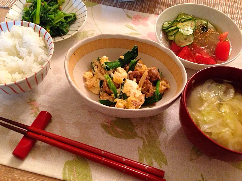 ひき肉と豆腐のニラ炒め、ところてんときゅうり・トマトの酢の物、アスパラ菜のからし和え、キャベツとジャガイモの味噌汁|まろさん