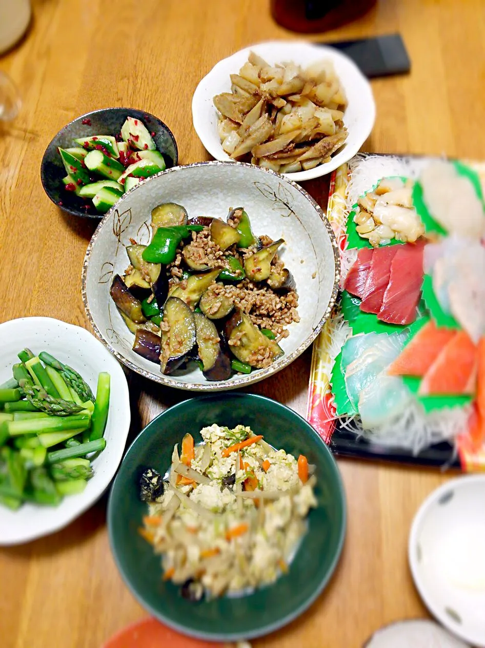 夕飯

お刺身盛り合わせ
茄子の味噌炒め
牛蒡と蒟蒻の土佐煮
アスパラのお浸し
キュウリの梅肉和え
夕べの炒り豆腐|ゆりっぺさん