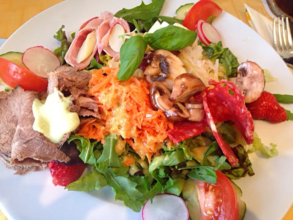 Season Salad with Roastbeef, Chorizo, Champignon and Asparagus Rolls|Fujiko Toyohashiさん