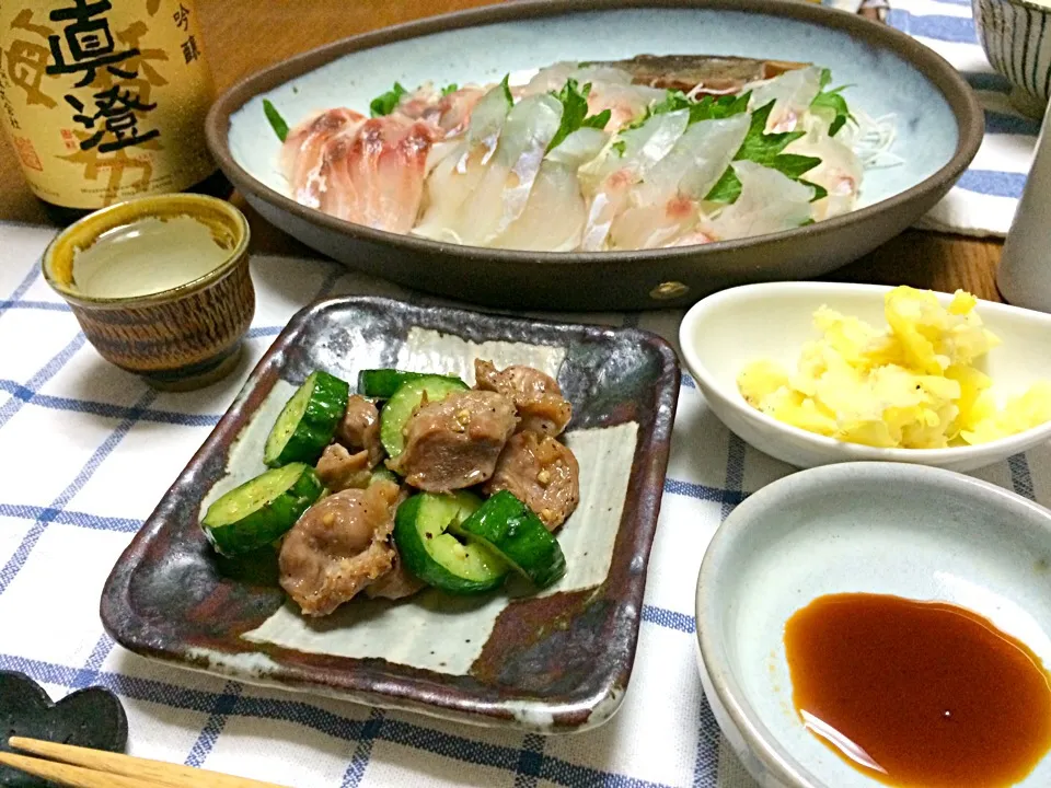 Snapdishの料理写真:砂肝ときゅうりの炒め  ポテサラ  刺身はイサキとコチ|HalfPintさん