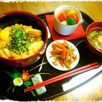 Snapdishの料理写真:利尻昆布の一番だしで、手作り親子丼🎵|Uchida Makikoさん