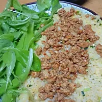 チャーハン。家で引いた鶏肉はピリ辛豆板醤。お好みで納豆と合わせて。レタスはベランダ菜園。しょう。|Mika Sugayaさん