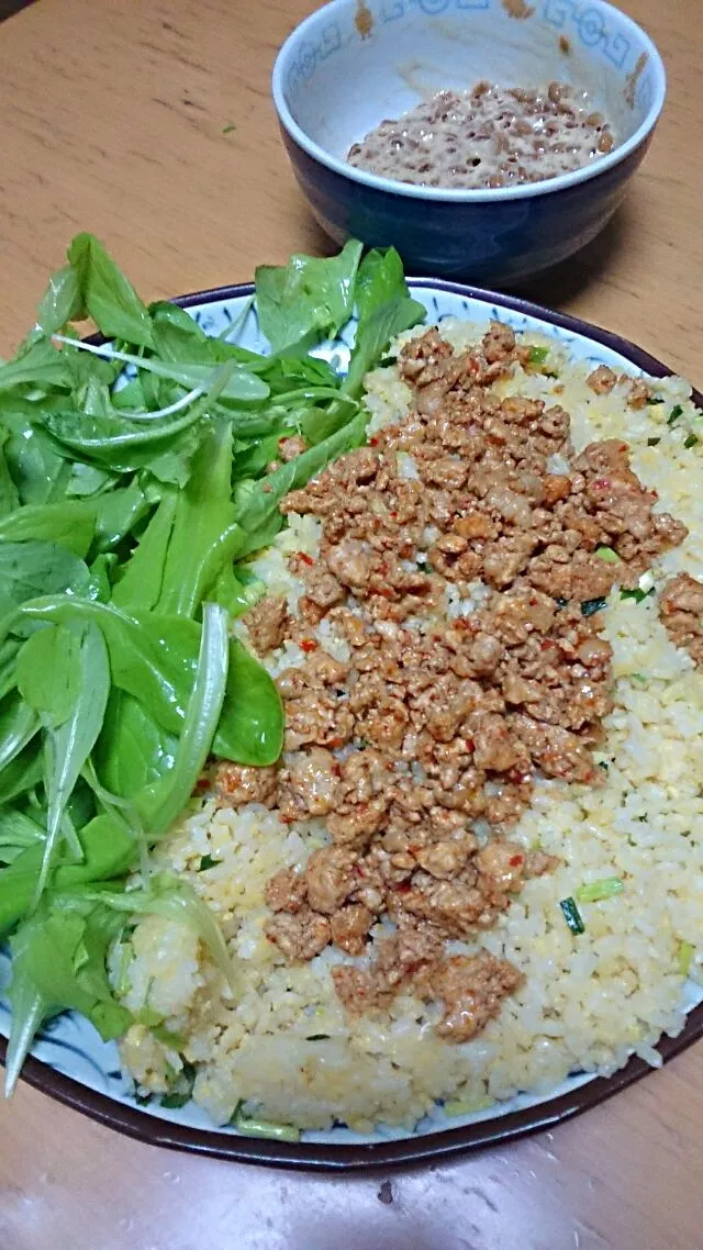 チャーハン。家で引いた鶏肉はピリ辛豆板醤。お好みで納豆と合わせて。レタスはベランダ菜園。しょう。|Mika Sugayaさん