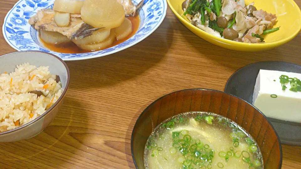 Snapdishの料理写真:・鯛と大根の煮物
・豚肉とキノコの炒め物
・冷奴
・炊き込みご飯
・玉ねぎの味噌汁|ようかんさん