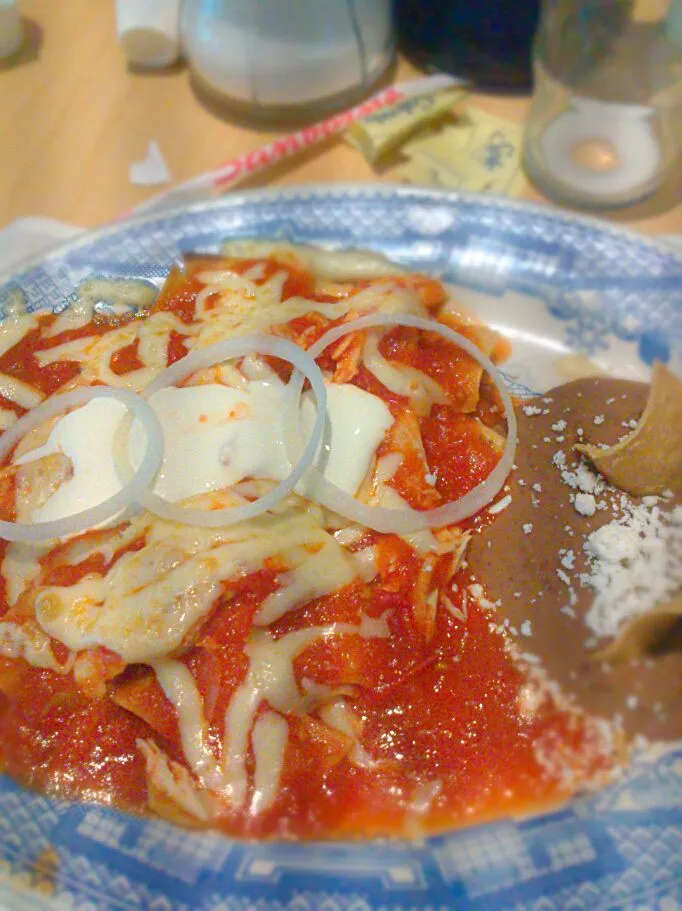 chilaquiles con pollo y frijol en salsa roja|Francisco Vargasさん