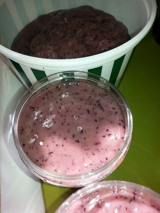 homemade ice cream.  with strawberries,  blUeberries, banana, almond milk, and Saigon cinnamon.|Polly Gelfusoさん