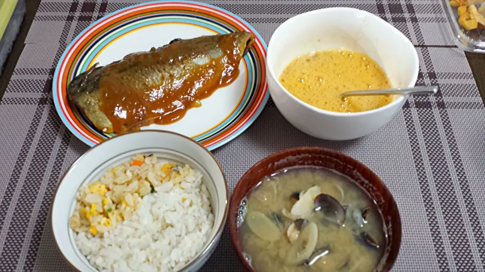 Snapdishの料理写真:鯖味噌、納豆玉子、シジミと葱のお味噌汁|三宅章人  Akihito Miyakeさん