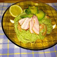 Snapdishの料理写真:海老とアボカドとスモークバラベーコンの冷静パスタ 笑|Obatakaoriさん