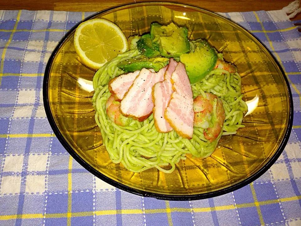 Snapdishの料理写真:海老とアボカドとスモークバラベーコンの冷静パスタ 笑|Obatakaoriさん