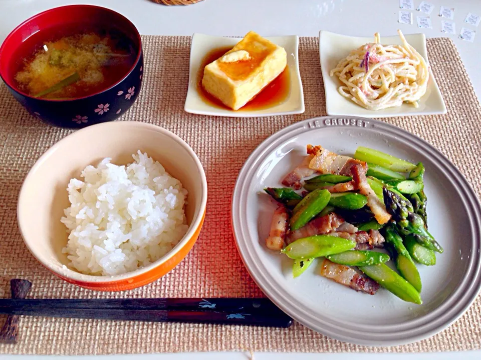 アスパラベーコン 揚げ出し豆腐 スパゲティサラダ しめじ人参韮の味噌汁|にゃろめさん