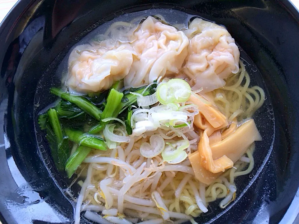 今日の社食は海老塩ワンタン麺。520円。|ルーア・ブランカさん