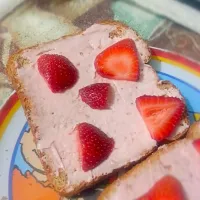 healthy breakfast. whole wheat bread spread with strawberry cream cheese topped with fresh strawberries.|Wendy Panさん