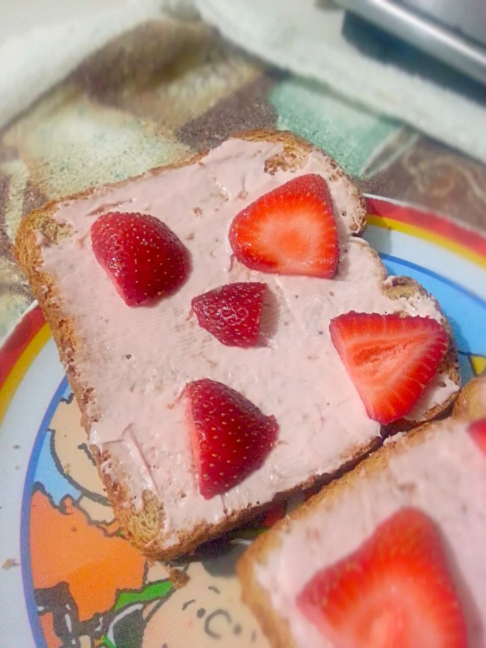 healthy breakfast. whole wheat bread spread with strawberry cream cheese topped with fresh strawberries.|Wendy Panさん