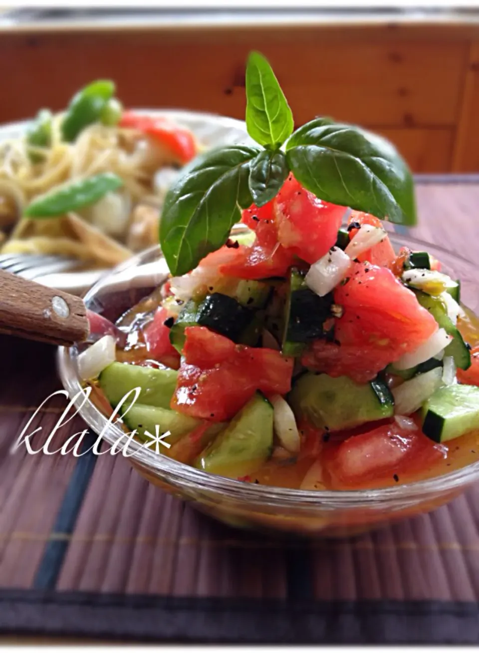 スプーンで食べる‼夏のトマト🍅ときゅうりのサラダ⭐初収穫のキュウリとバジル🍀|くららさん