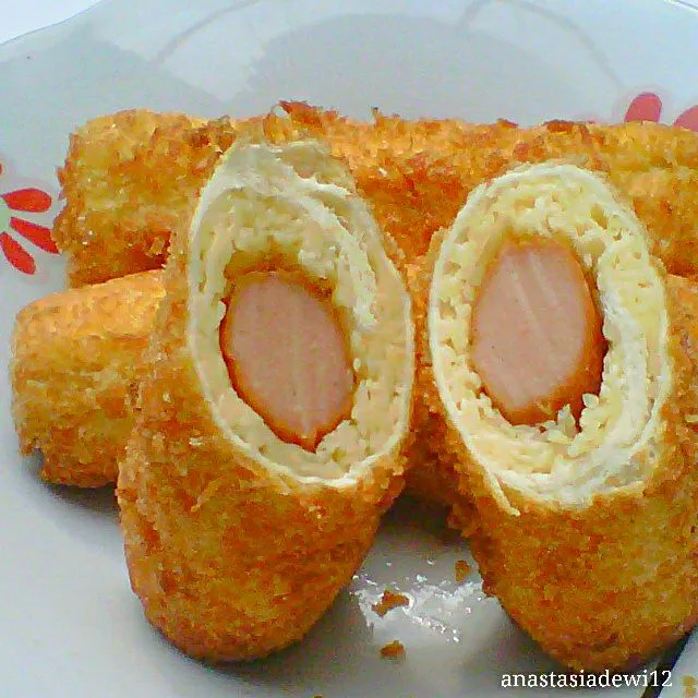 Roti Gulung Sosis (Fried Roll Bread Filled with Sausage).|Anastasia Dewiさん