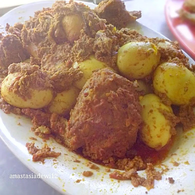 Snapdishの料理写真:Telor & Ayam Rendang (Boiled Egg & Chicken in Rendang sauce).|Anastasia Dewiさん